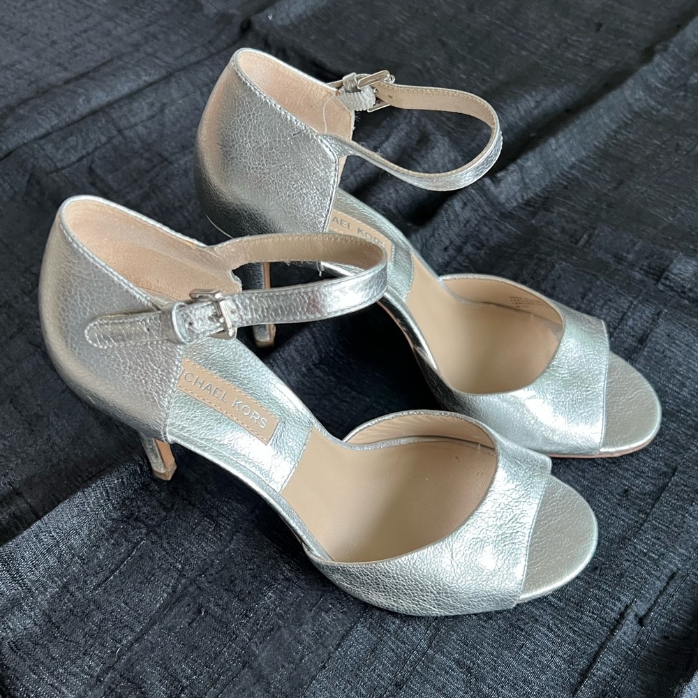 Michael Kors Metallic Silver Leather Heeled Sandals 🎉Host Pick🎉 - Picture 4 of 14